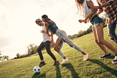 futbol oynayan arkadaşlarım 