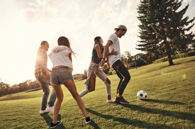 dört arkadaş futbol oynamak