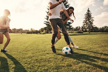 futbol oynayan arkadaşlarım 