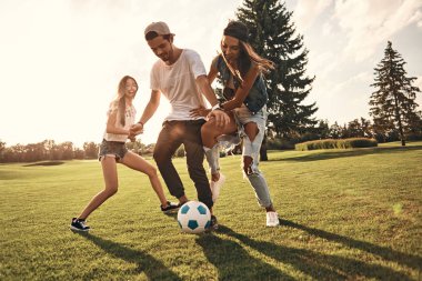 futbol oynayan arkadaşlarım 