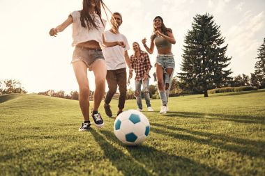 dört arkadaş futbol oynamak