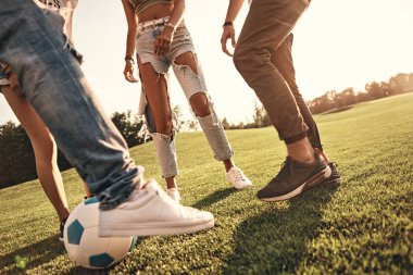 İnsanlar rahat kıyafet futbol oynamak