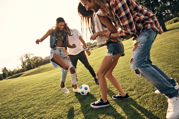 Cuatro amigos jugando fútbol — Foto de Stock