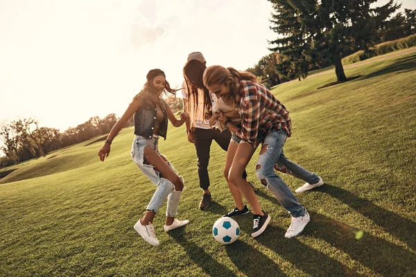Quatre amis jouant au football — Photo