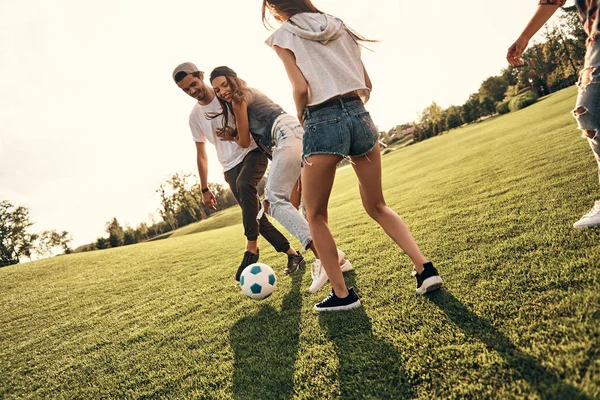 Beste Freunde beim Fußballspielen — Stockfoto