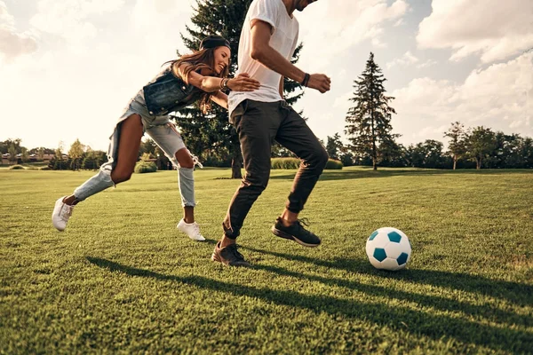 Bästa vänner som spelar fotboll — Stockfoto