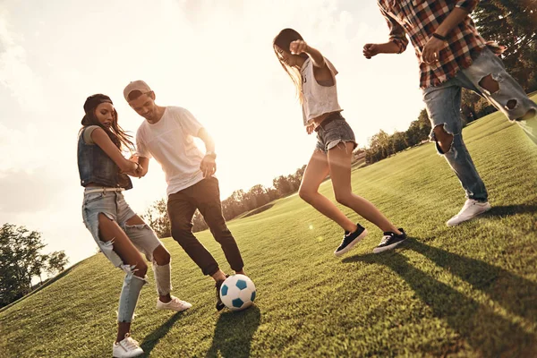 Amigos en ropa casual jugando fútbol — Foto de Stock