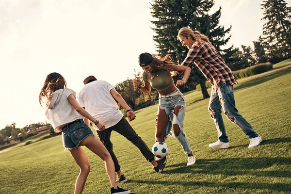 Cuatro amigos jugando fútbol — Foto de Stock