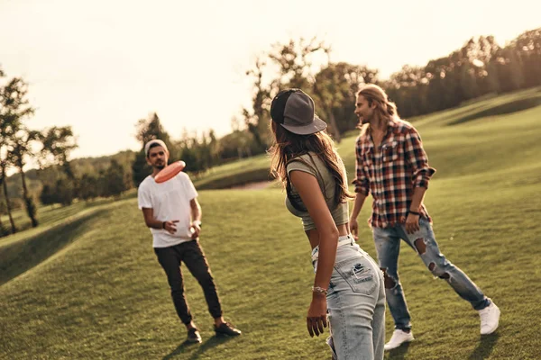 Bästa vänner spela frisbee — Stockfoto