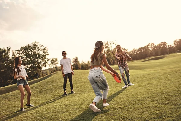 Bästa vänner spela frisbee — Stockfoto