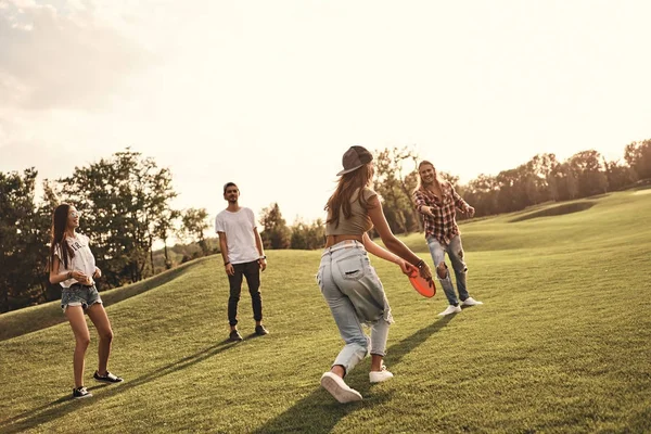 Meilleurs amis jouer frisbee — Photo