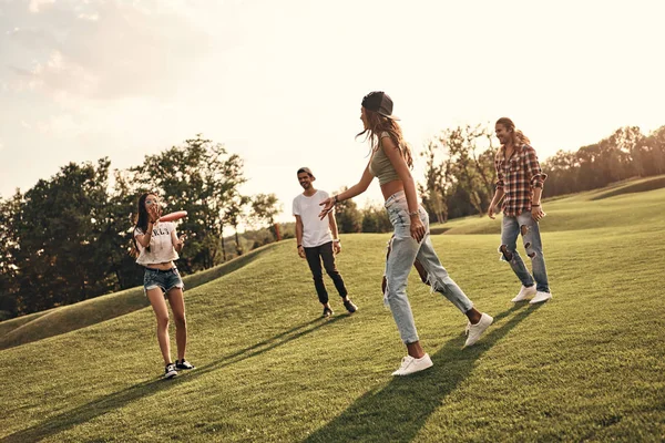 Mejores amigos jugando frisbee — Foto de Stock