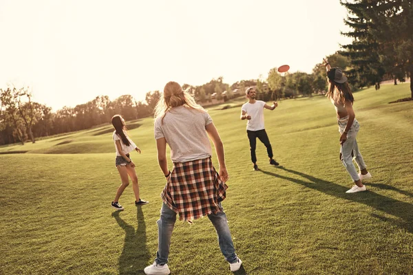 Melhores amigos jogando frisbee — Fotografia de Stock