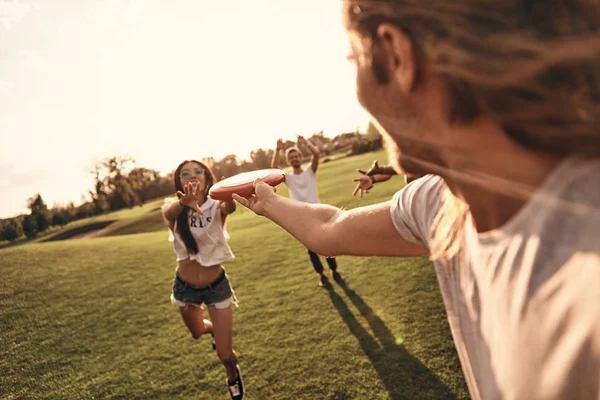 Bästa vänner spela frisbee — Stockfoto