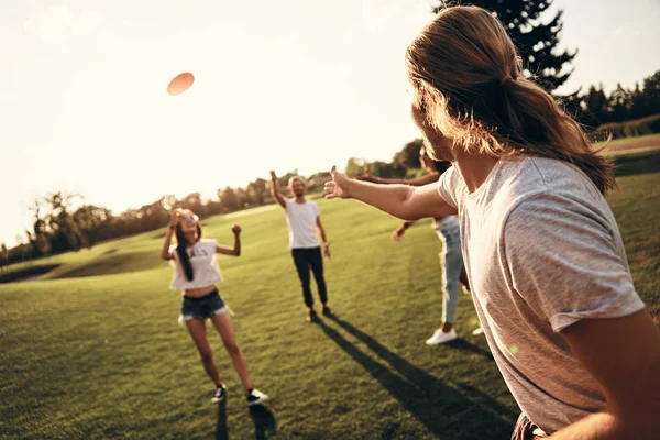 Melhores amigos jogando frisbee — Fotografia de Stock