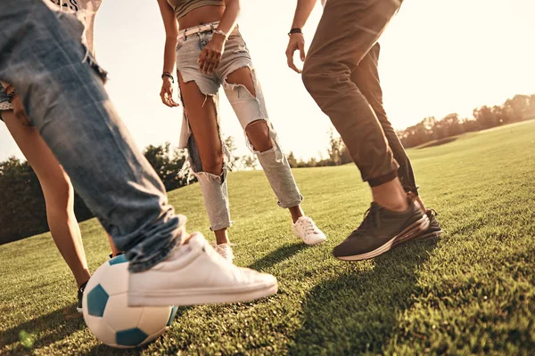 Gente en ropa casual jugando fútbol — Foto de Stock