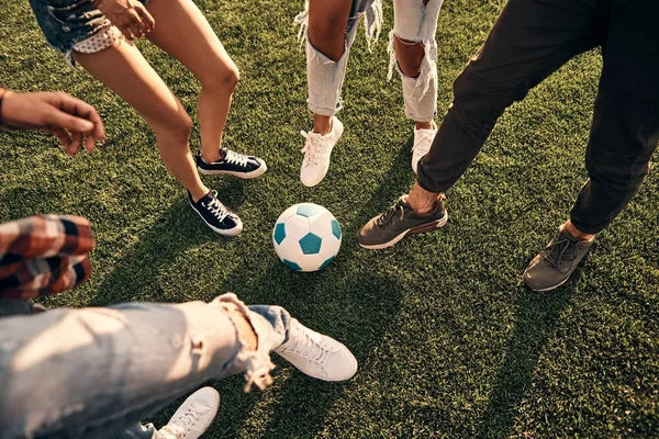 Gente en ropa casual jugando fútbol — Foto de Stock