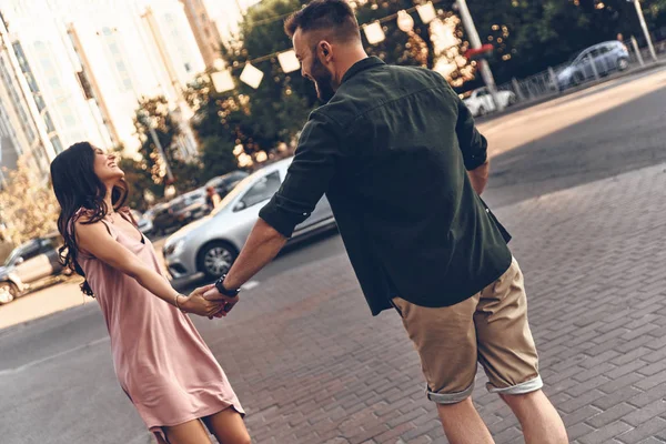 Pareja caminando por la calle de la ciudad —  Fotos de Stock