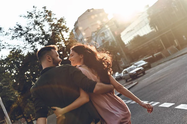 Couple walking through the city street — Stock Photo, Image