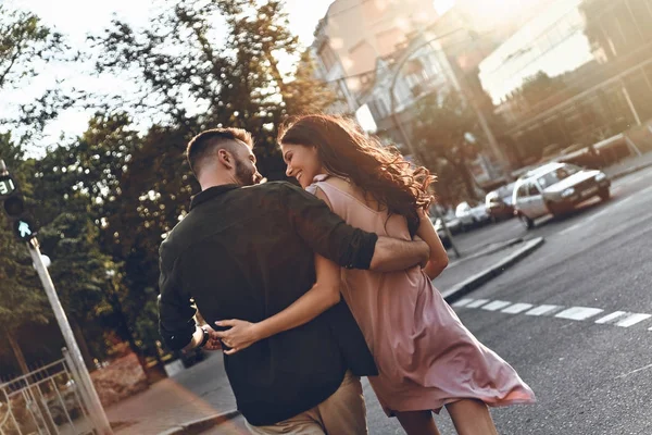Couple walking through the city street — Stock Photo, Image