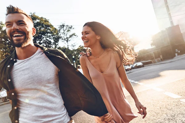 Couple walking through the city street — Stock Photo, Image