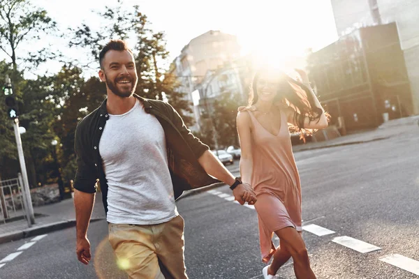 街を歩くカップル — ストック写真