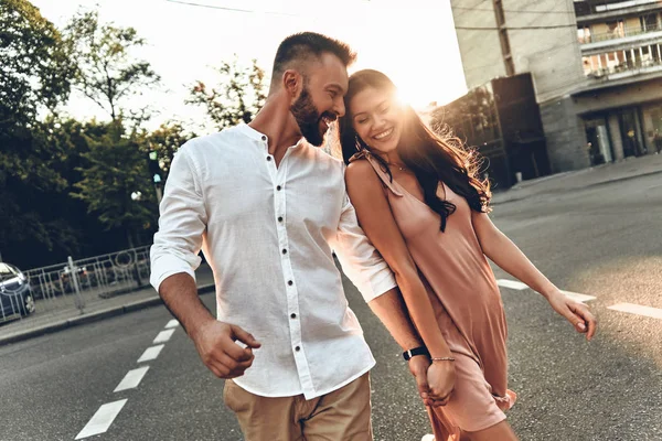 Couple walking through the city street — Stock Photo, Image