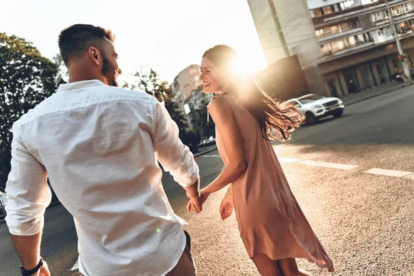 Pareja caminando por la calle de la ciudad —  Fotos de Stock