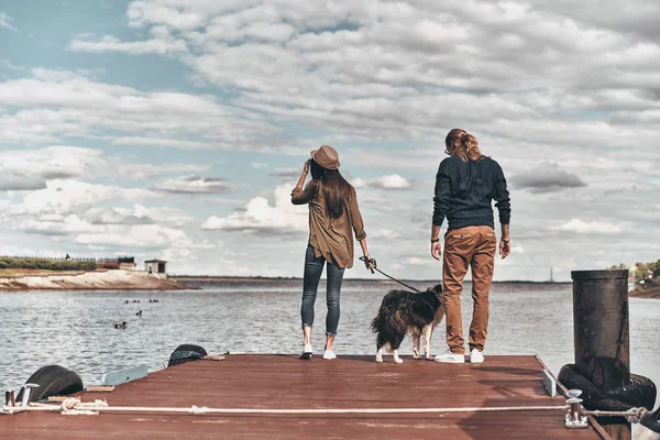 Couple standing with dog — Stock Photo, Image