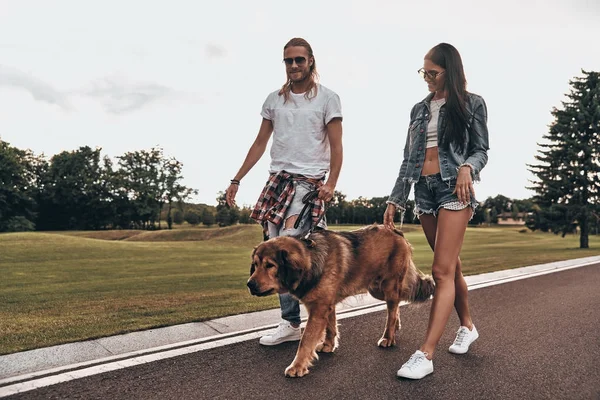 大きな犬が歩いていると恋のカップル — ストック写真