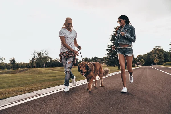 走っている大きな犬との愛のカップル — ストック写真