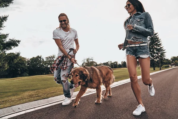 Casal apaixonado com grande cão correndo — Fotografia de Stock