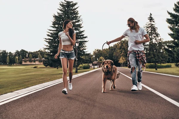 Casal apaixonado com grande cão correndo — Fotografia de Stock