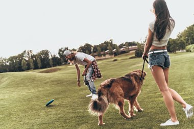 freesby oynayan büyük köpek ile Çift