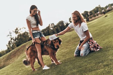büyük köpek ile eğleniyor Çift 