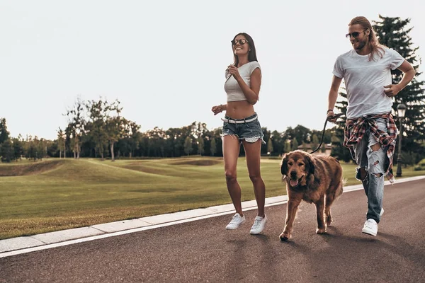 走っている大きな犬との愛のカップル — ストック写真