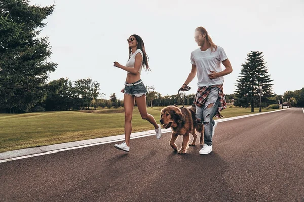 走っている大きな犬との愛のカップル — ストック写真