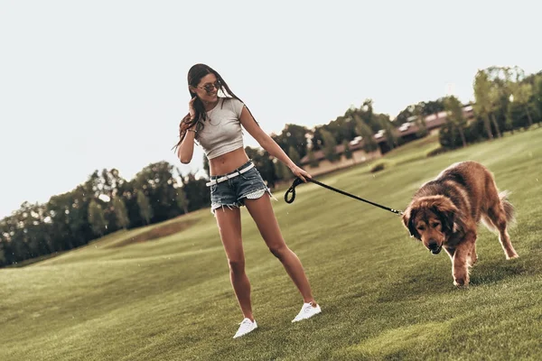 Mulher andando com cachorro grande — Fotografia de Stock