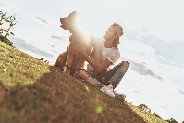 Blond man med stor hund — Stockfoto