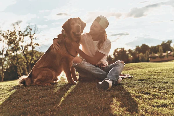 Homme blond avec grand chien — Photo