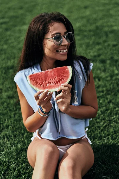 Žena hospodářství chutné meloun řezy — Stock fotografie