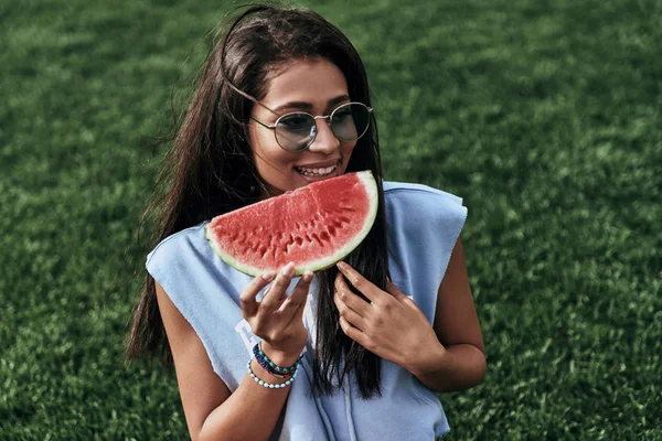 Vrouw Eet smakelijk watermeloen — Stockfoto