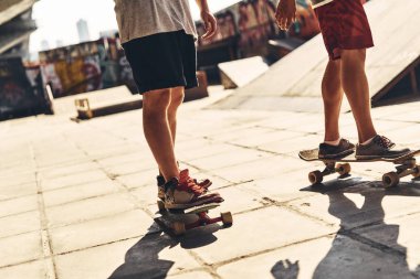 arkadaşlar longboards sürme 