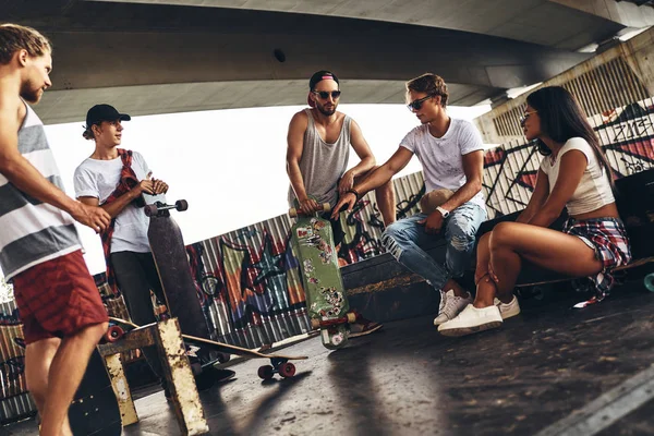 Freunde chillen und reden im Skatepark — Stockfoto