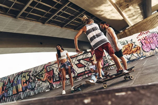 Skater ragazza con gli amici — Foto Stock