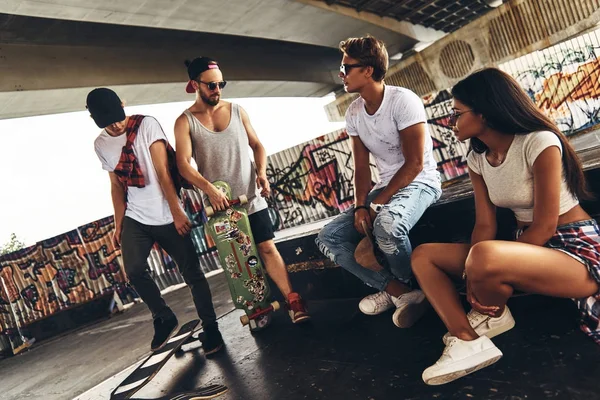 Skateboarders amigos relajándose y hablando — Foto de Stock