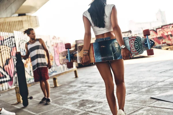 Skater meisje met vriend — Stockfoto