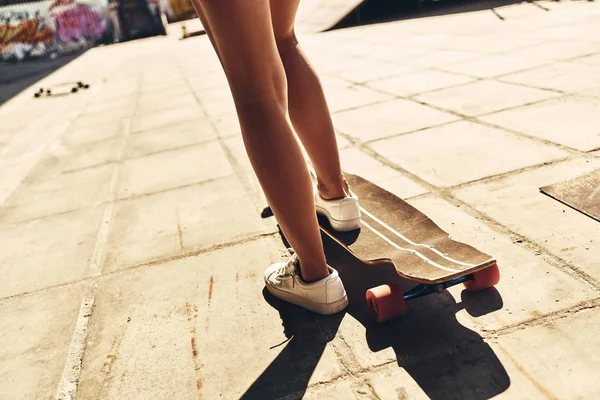 Mulher montando longboard — Fotografia de Stock