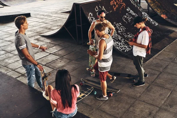 Amici skateboarder in skate park — Foto Stock