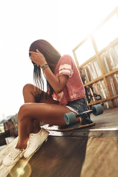 Skater menina vestindo jeans shorts — Fotografia de Stock